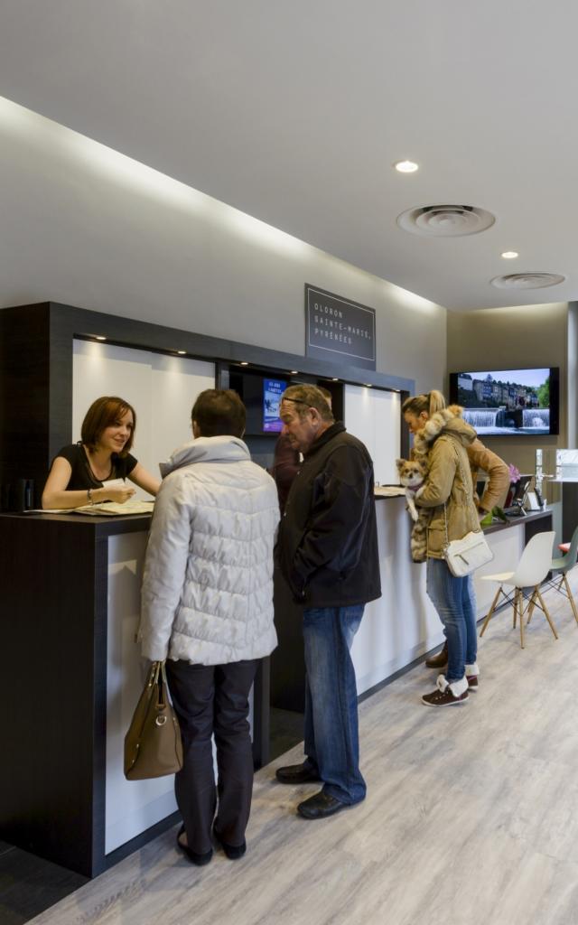 Groupe de personnes à l'accueil de l'Office de Tourisme du Haut-Béarn