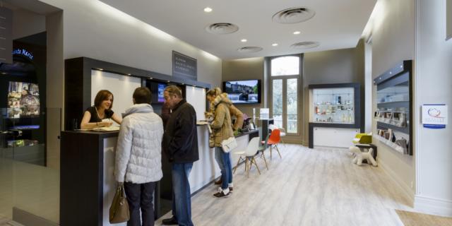 Groupe de personnes à l'accueil de l'Office de Tourisme du Haut-Béarn