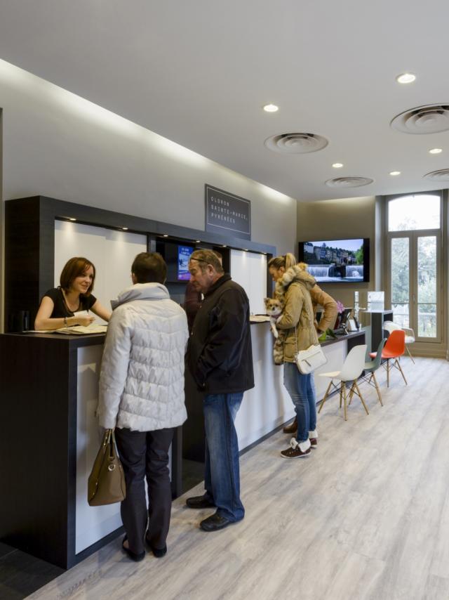 Groupe de personnes à l'accueil de l'Office de Tourisme du Haut-Béarn