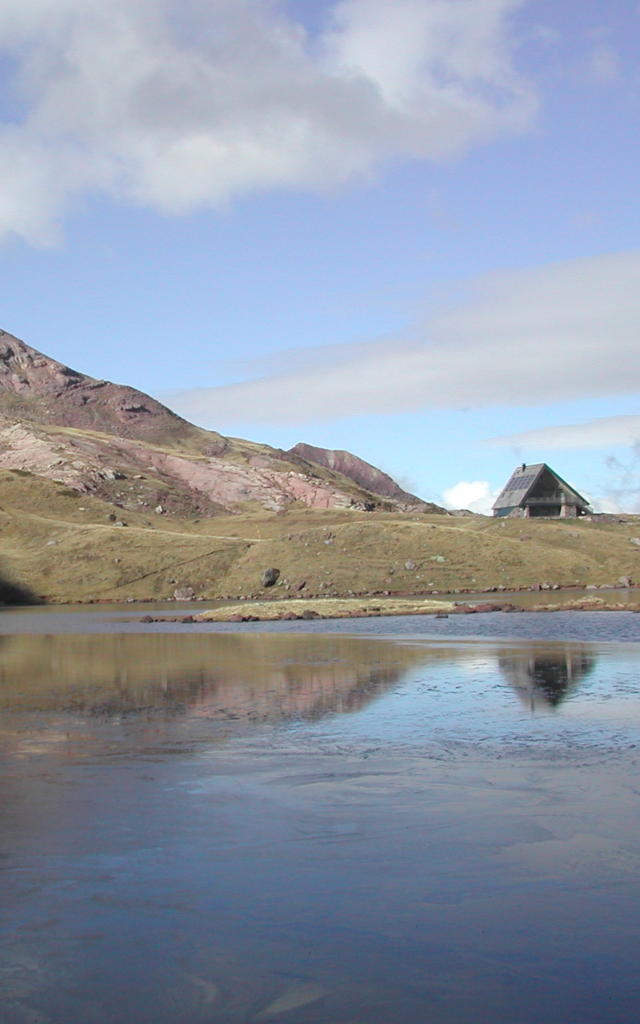 Vue sur le refuge du lac d'Arlet depuis le lac