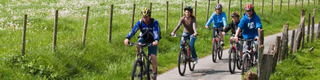 Groupe de randonneurs en VTT dans une vallée