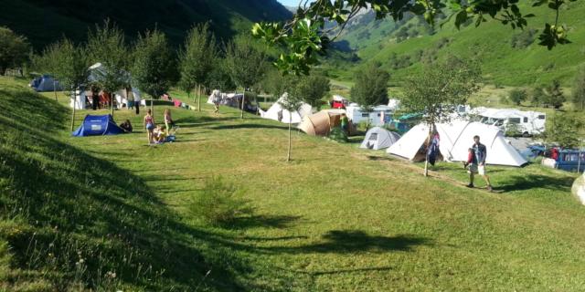 Vue sur le camping du plateau de Lhers, en Vallée d'Aspe