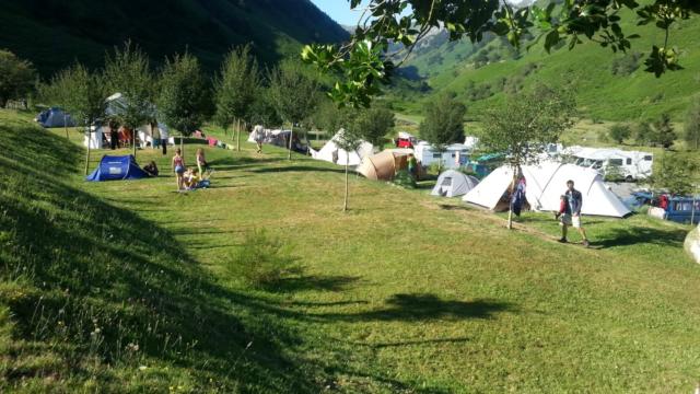 Vue sur le camping du plateau de Lhers, en Vallée d'Aspe