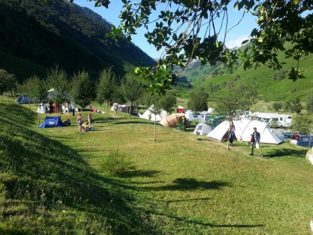 Vue sur le camping du plateau de Lhers, en Vallée d'Aspe