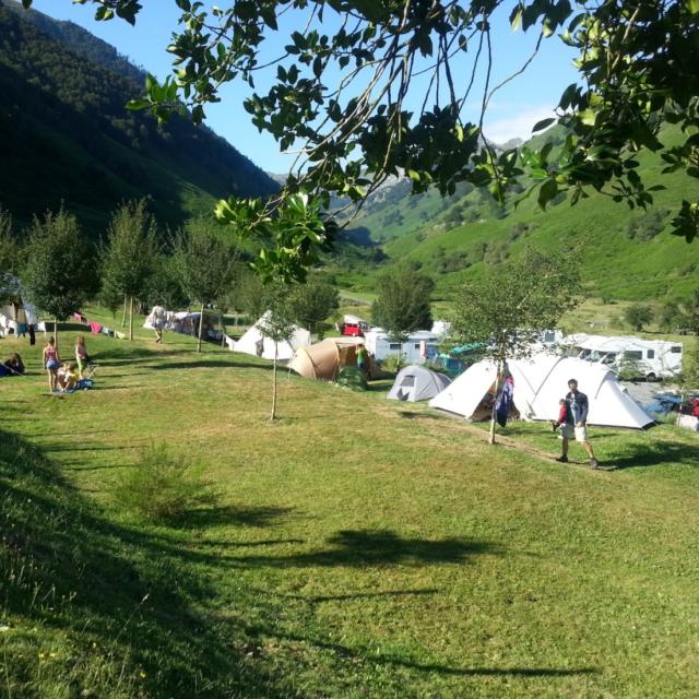 Vue sur le camping du plateau de Lhers, en Vallée d'Aspe