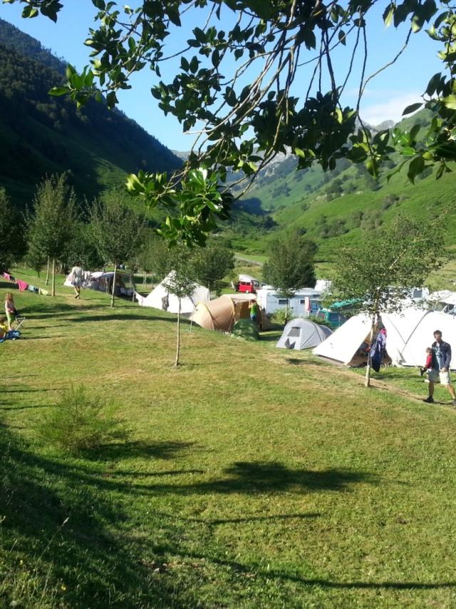 Vue sur le camping du plateau de Lhers, en Vallée d'Aspe