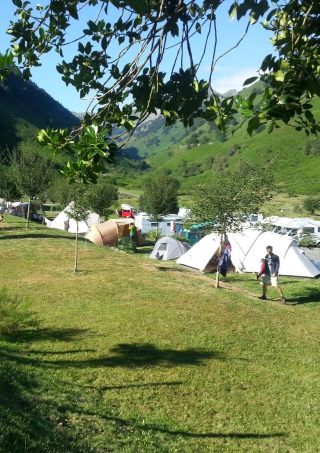 Vue sur le camping du plateau de Lhers, en Vallée d'Aspe