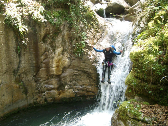 Une personne fait du canyoning dans un ruisseau