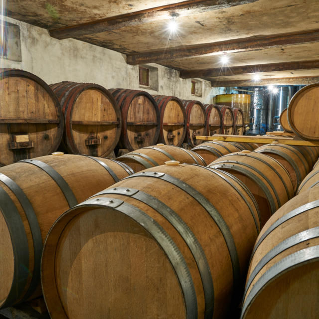 Tonneaux de Jurançon dans une cave du Béarn