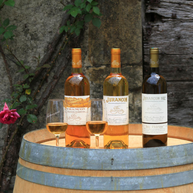 Bouteilles et verres du vin du Clos Guirouilh à Lasseube