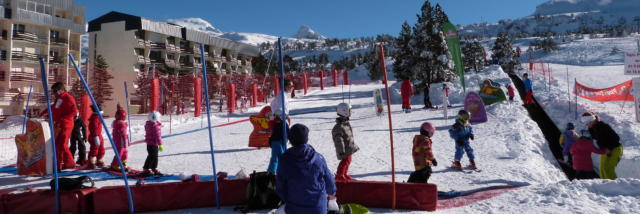 Petits enfants débutent au ski avec le Club Piou-Piou à La Pierre Saint-Martin