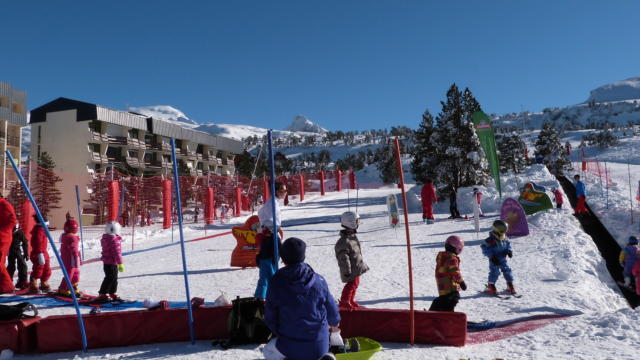 Petits enfants débutent au ski avec le Club Piou-Piou à La Pierre Saint-Martin