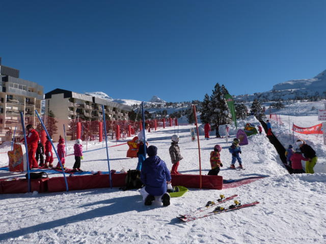 Petits enfants débutent au ski avec le Club Piou-Piou à La Pierre Saint-Martin