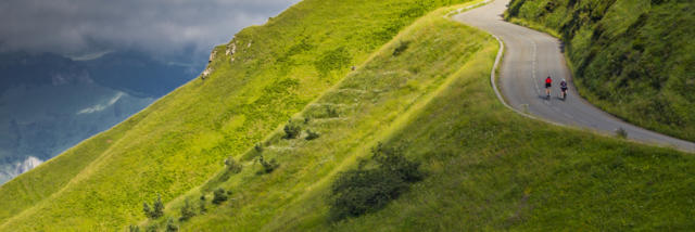 Deux cyclistes montent un col de montagne