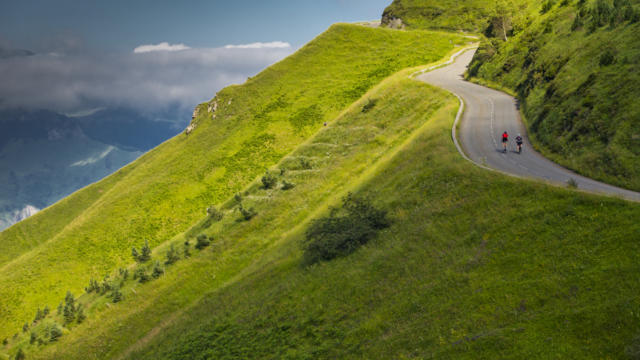 Deux cyclistes montent un col de montagne