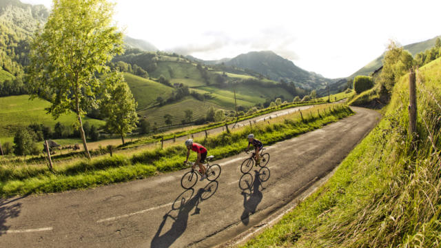 Deux cyclistes montent le col d'Ichère à Sarrance