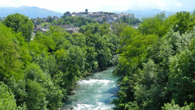 Vista del arroyo de Ossau y el barrio de Sainte-Croix de Oloron Santa-María