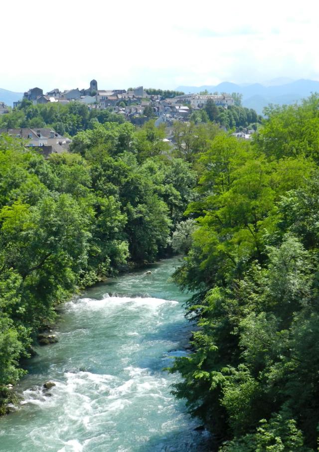 Vista del arroyo de Ossau y el barrio de Sainte-Croix de Oloron Santa-María