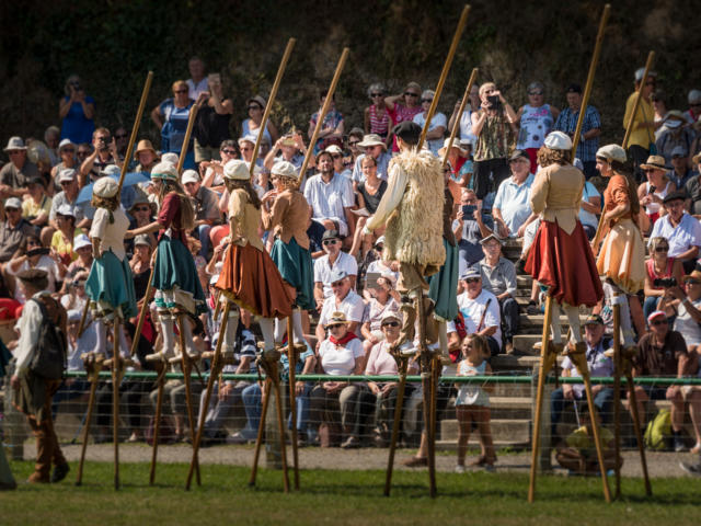 Échassiers à la Fête des Bergers à Aramits