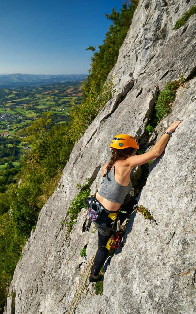 Une sportive escalade la falaise d'Arguibelle à Lanne en Baretous