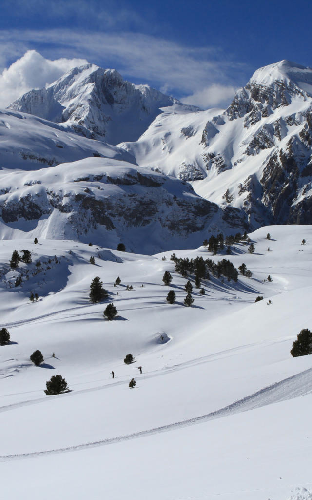 Paysage de montagnes enneigées à l'Espace Nordique Station Du Somport