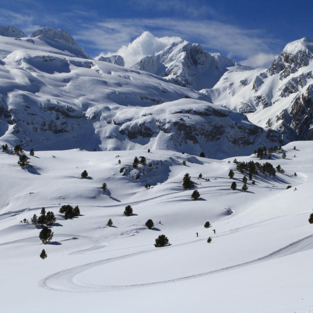 Paysage de montagnes enneigées à l'Espace Nordique Station Du Somport