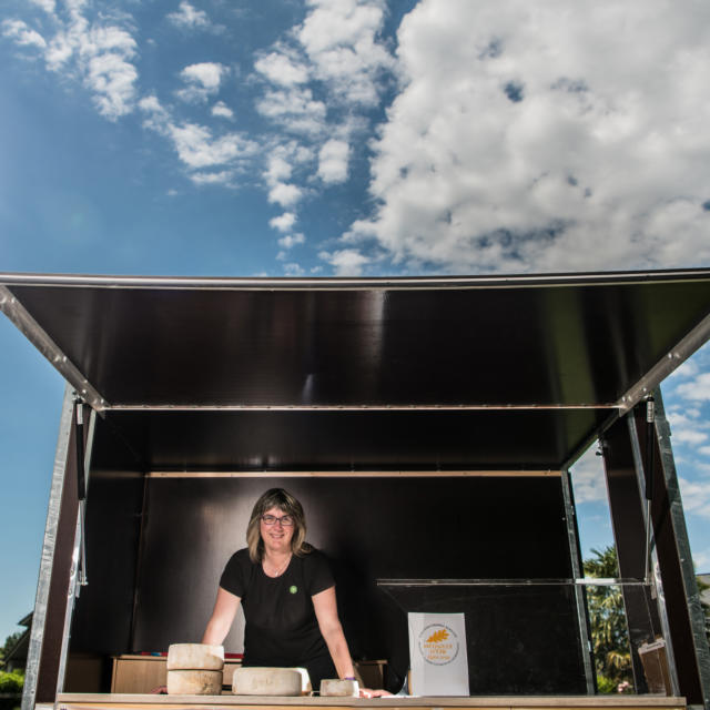 Productrice de la Ferme Pacheu à Arette dans son stand de fromages