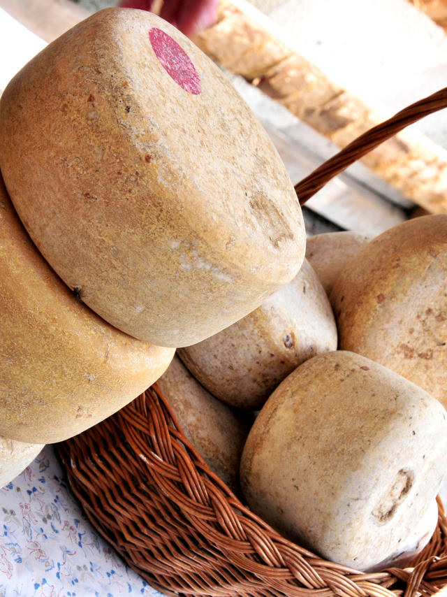 Étal de fromages fermiers des Pyrénées