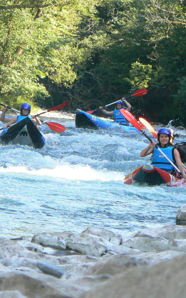 Groupe de personnes descend en canoë-kayak sur le gave d'Aspe