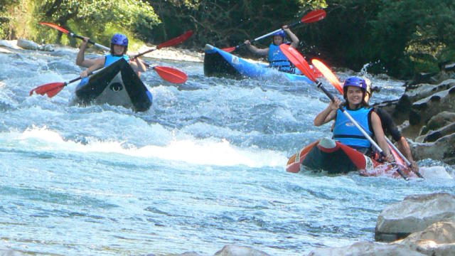 Groupe de personnes descend en canoë-kayak sur le gave d'Aspe