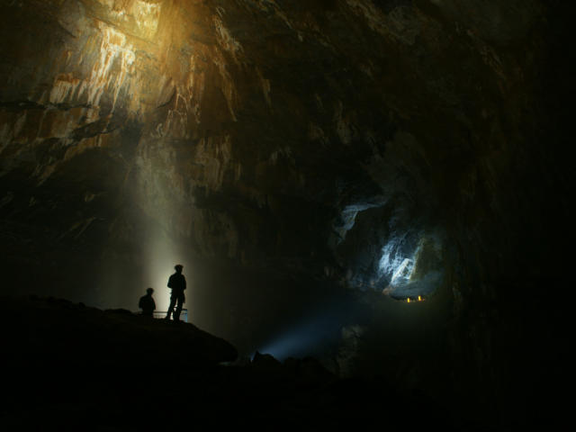 Salle souterraine des Grottes de La Verna avec deux personnes