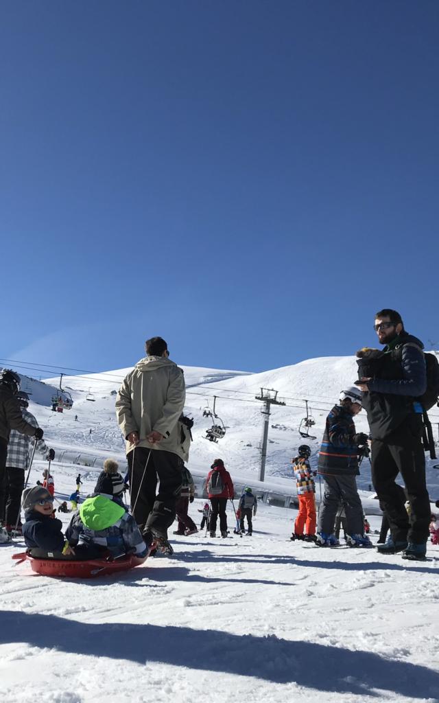 Enfants sur une luge à La Pierre Saint-Martin