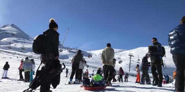 Niños en trineo en la Pierre Saint-Martin