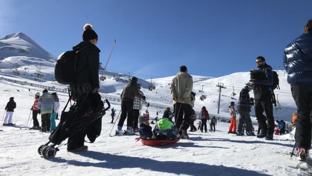 Enfants sur une luge à La Pierre Saint-Martin