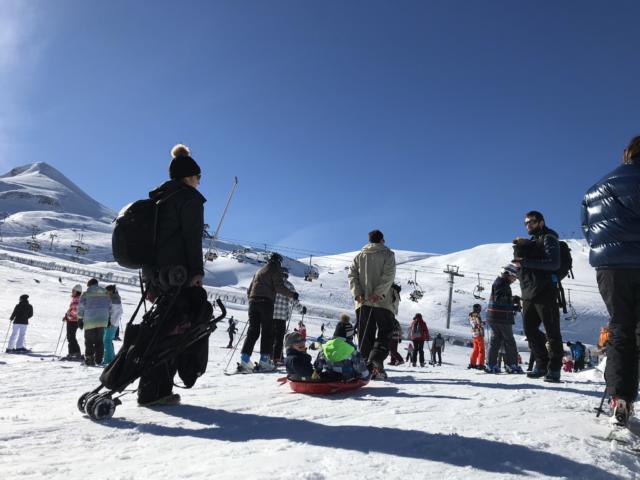 Niños en trineo en la Pierre Saint-Martin