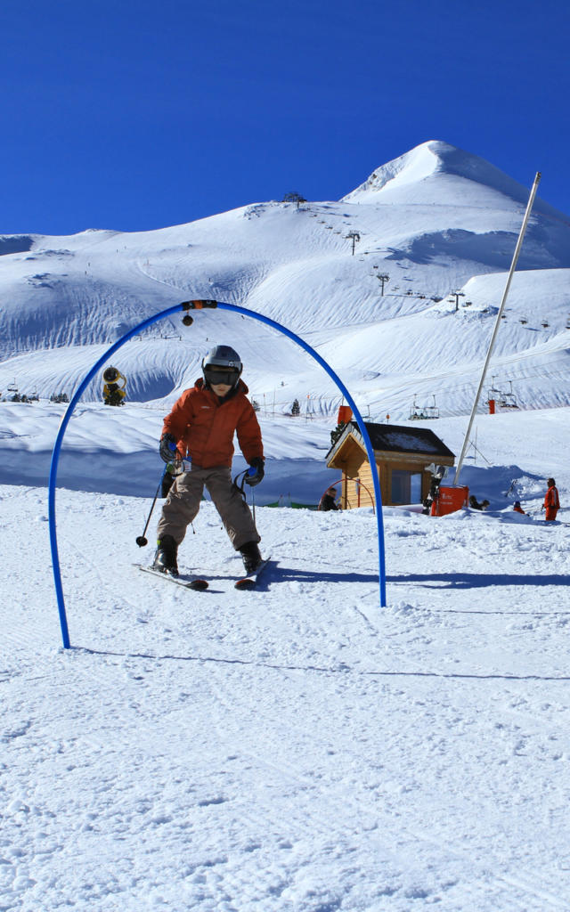 Jeune garçon s'initiant au ski à la station de La Pierre Saint-Martin