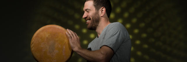 Producteur de La Ferme de Lanset à Aydius avec un fromage