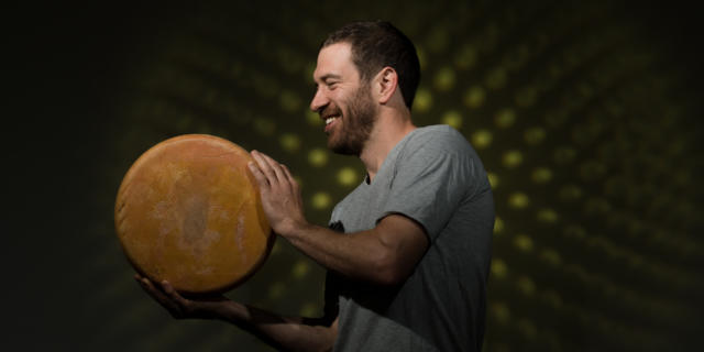 Producteur de La Ferme de Lanset à Aydius avec un fromage