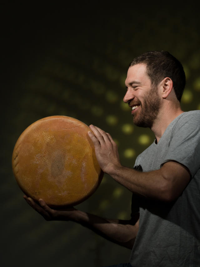 Producteur de La Ferme de Lanset à Aydius avec un fromage