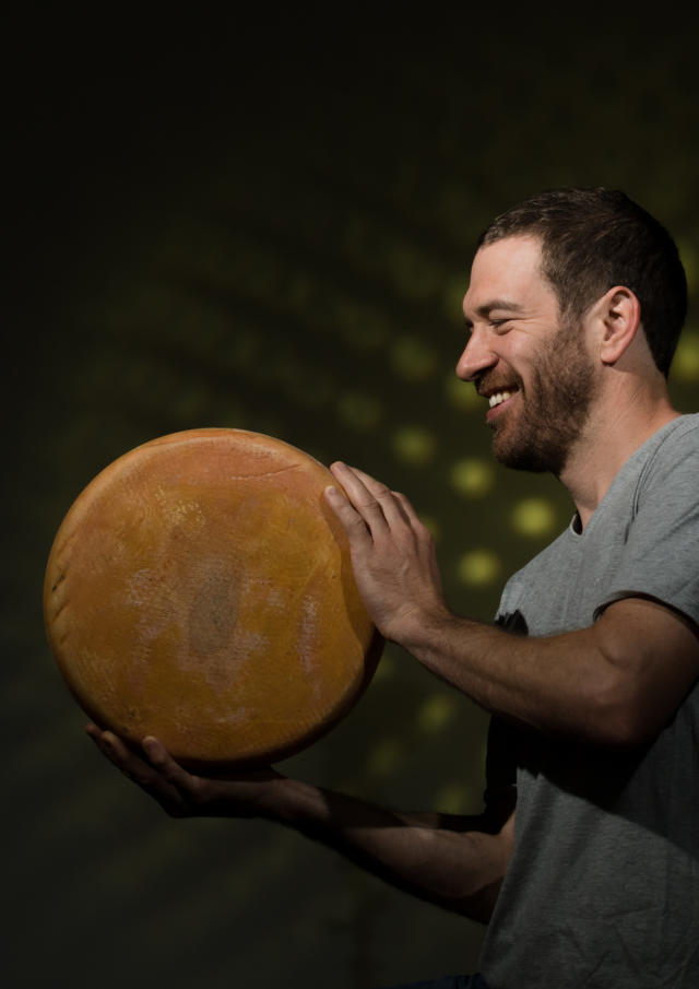 Producteur de La Ferme de Lanset à Aydius avec un fromage