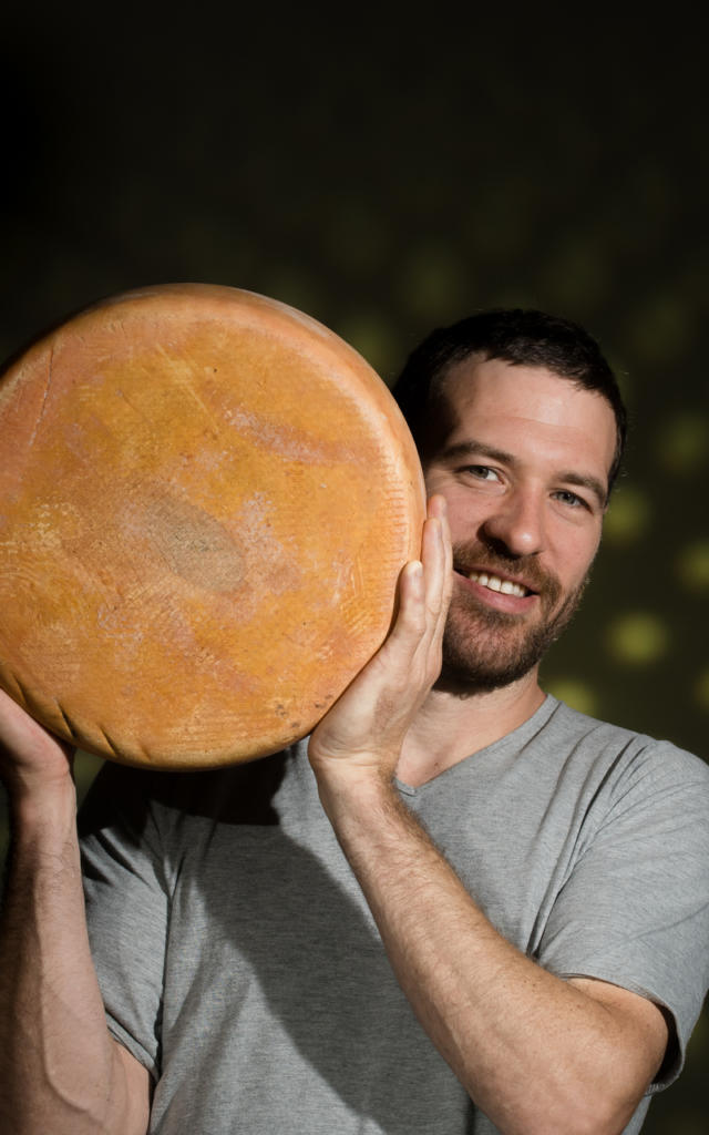 Producteur de La Ferme de Lanset à Aydius avec un fromage