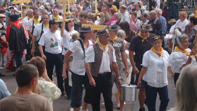 Groupe de participants de La Garburade, Défilé Des Marmites