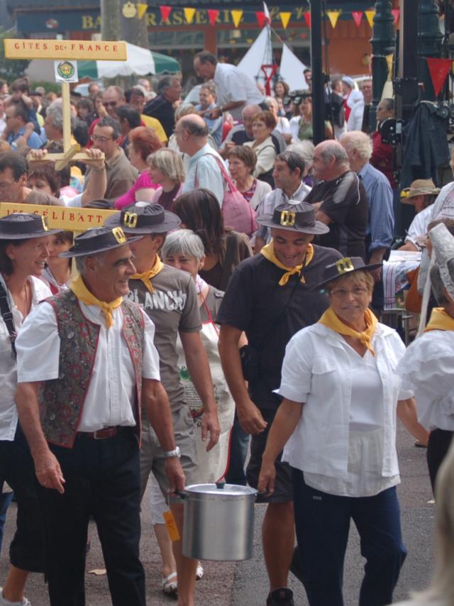 Groupe de participants de La Garburade, Défilé Des Marmites