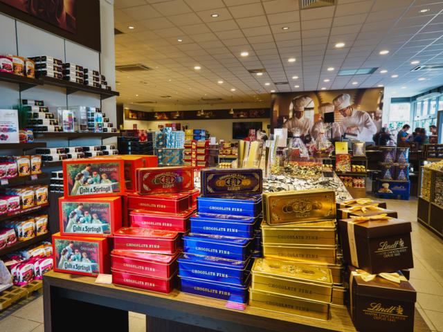 Intérieur du Magasin D'usine Des Maîtres Chocolatiers Lindt à Oloron Sainte-Marie