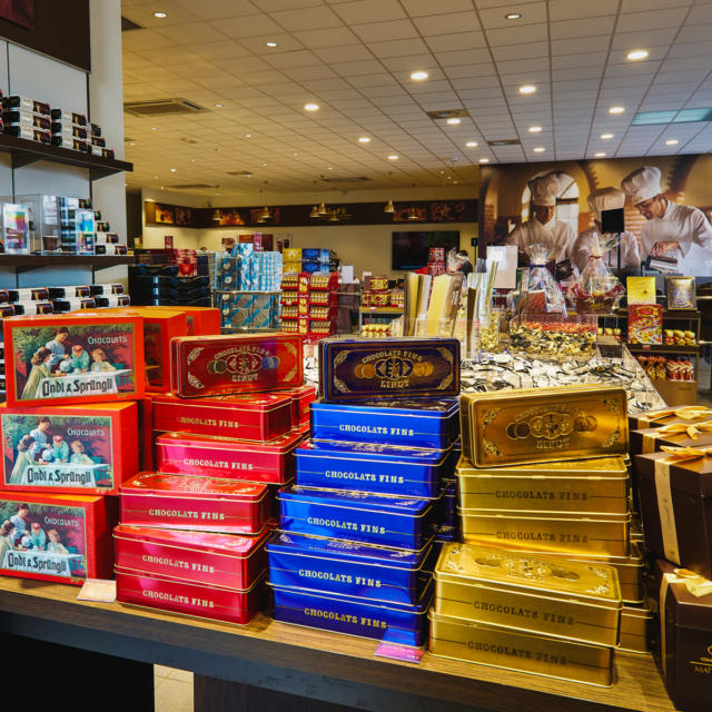 Intérieur du Magasin D'usine Des Maîtres Chocolatiers Lindt à Oloron Sainte-Marie