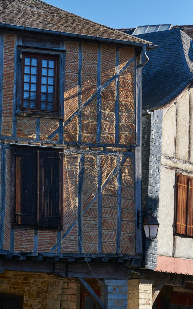 Façade à colombage sous le soleil, dans le quartier médiéval de Sainte-Croix à Oloron Sainte-Marie