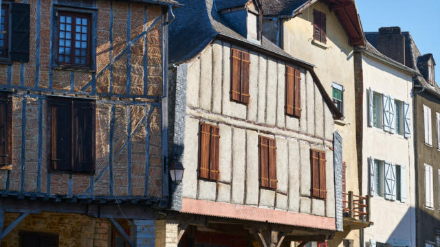 Façade à colombage sous le soleil, dans le quartier médiéval de Sainte-Croix à Oloron Sainte-Marie