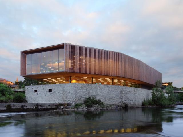 Vue extérieur du bâtiment de la Médiathèque des deux Gaves