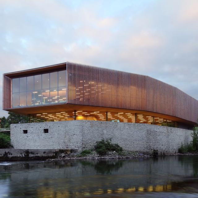 Vue extérieur du bâtiment de la Médiathèque des deux Gaves