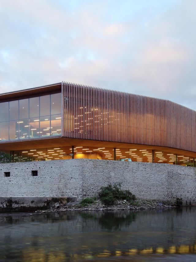 Vue extérieur du bâtiment de la Médiathèque des deux Gaves